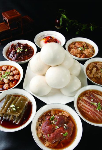 蒸碗是地(dì)道(dào)關中美食，因 食材放在碗內(nèi)用火蒸制而得名。 蒸碗香味濃郁、老少皆宜，特 别在年(nián)關時節，更是受備受大 家喜愛。